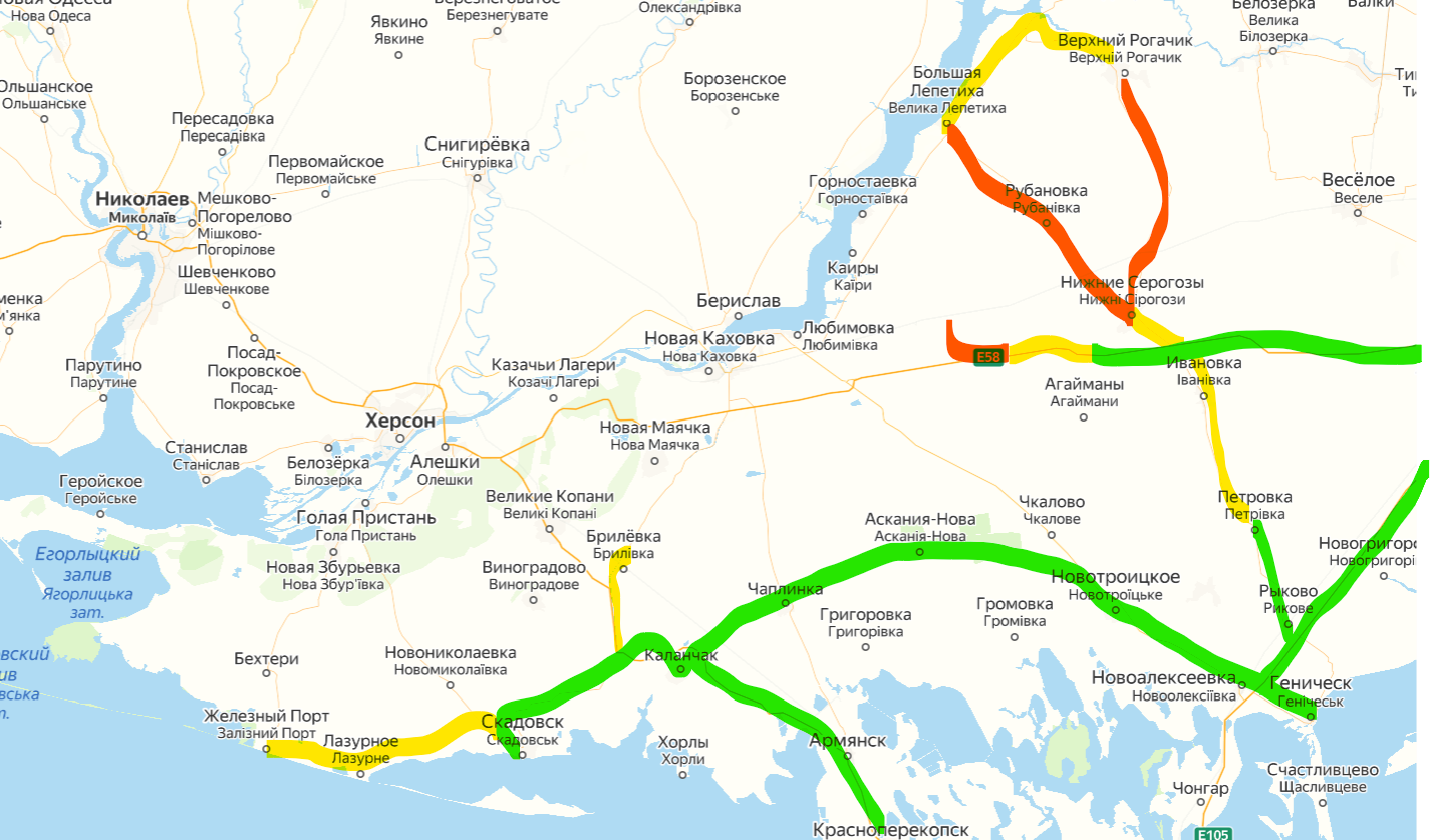 Зелёный – в основном новая дорога, жёлтый – старая, но с целым покрытием, красная – проще ехать по полю.